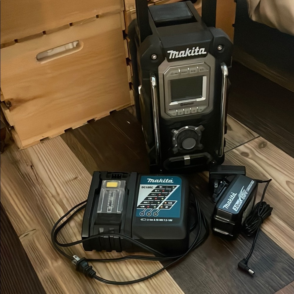 Makita Black Jobsite Radio and Charger Set